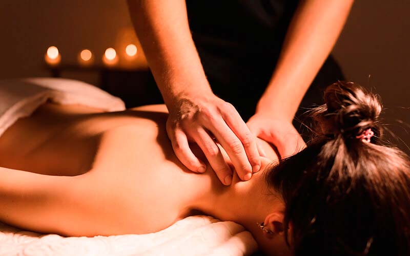 Masaje de cabeza, cuello y espalda