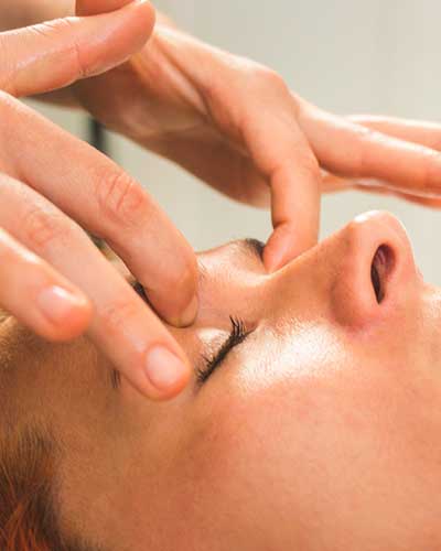Masaje facial ayurvédico