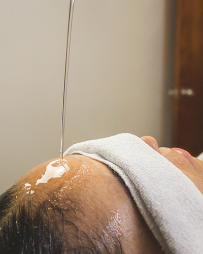 Terapia con aceite de en cabeza